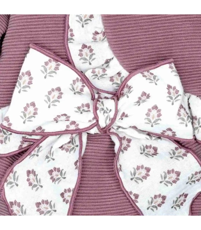 Detalle del Conjunto Pololo bebé berenjena canalé volante floral tejido suave invierno