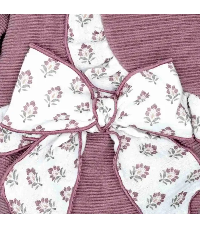Detalle del Conjunto Pololo bebé berenjena canalé volante floral tejido suave invierno