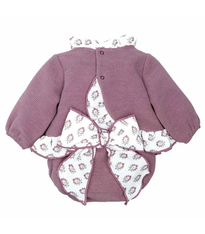 Conjunto Pololo bebé berenjena canalé volante floral tejido suave invierno trasera en fondo blanco