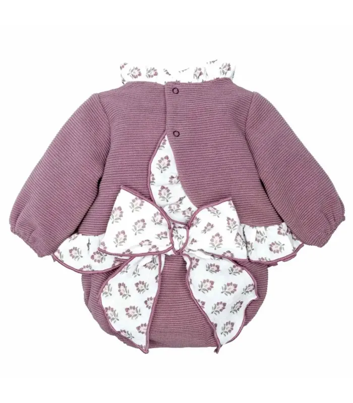 Conjunto Pololo bebé berenjena canalé volante floral tejido suave invierno trasera en fondo blanco