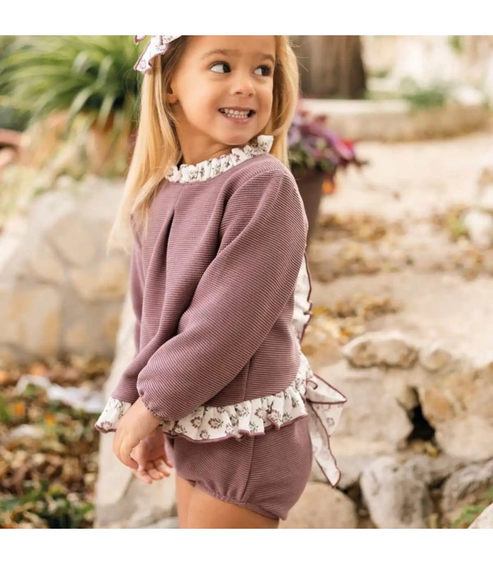 Niña con el Conjunto Pololo bebé berenjena canalé volante floral tejido suave invierno