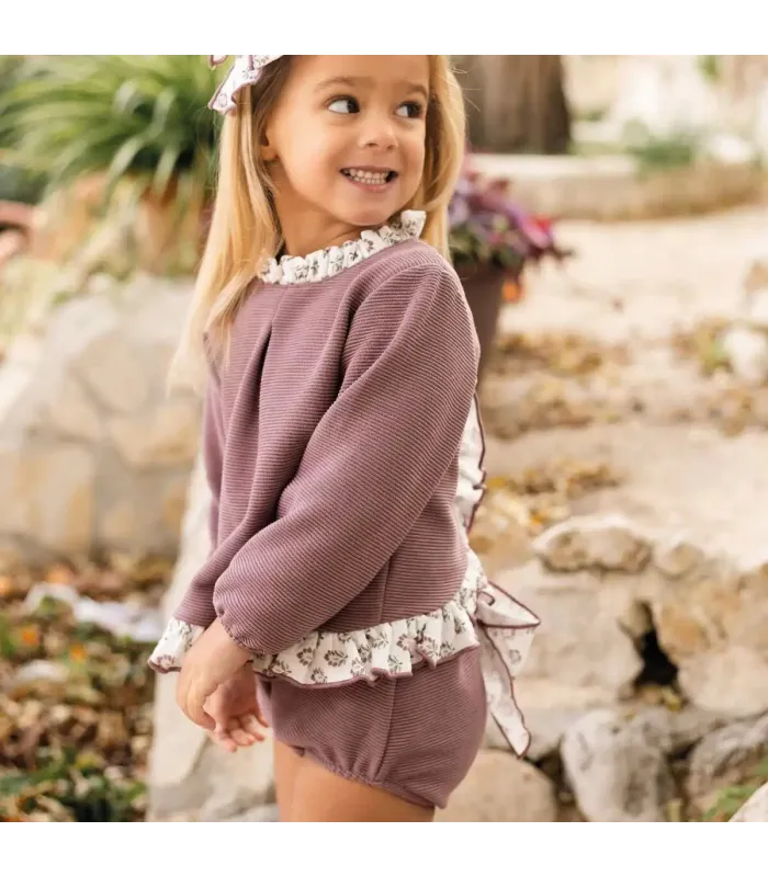 Niña con el Conjunto Pololo bebé berenjena canalé volante floral tejido suave invierno
