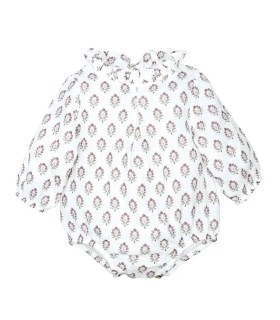 Pelele bebé berenjena algodón estampado floral cuello fruncido suave invierno en fondo blanco