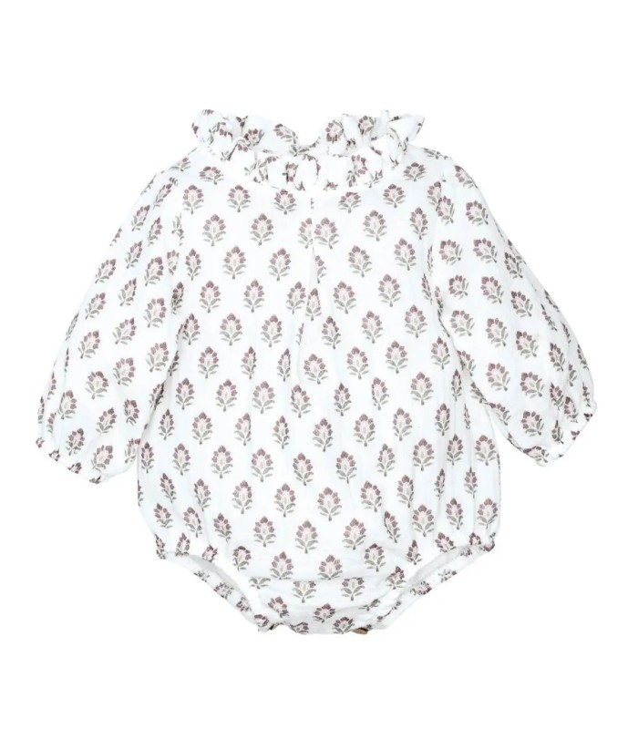 Pelele bebé berenjena algodón estampado floral cuello fruncido suave invierno en fondo blanco