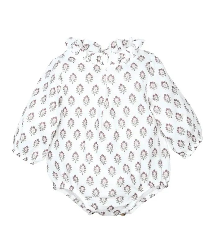 Pelele bebé berenjena algodón estampado floral cuello fruncido suave invierno en fondo blanco