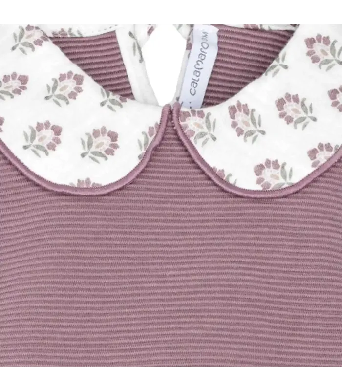 Detalle del cuello del Conjunto Sport bebé berenjena canalé algodón cuello floral volante invierno