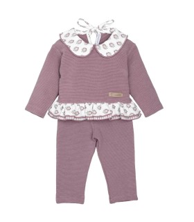 Conjunto Sport bebé berenjena canalé algodón cuello floral volante invierno sobre fondo blanco