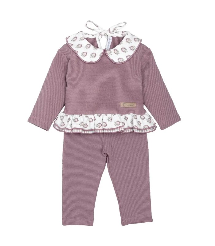 Conjunto Sport bebé berenjena canalé algodón cuello floral volante invierno sobre fondo blanco