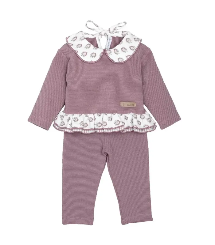 Conjunto Sport bebé berenjena canalé algodón cuello floral volante invierno sobre fondo blanco