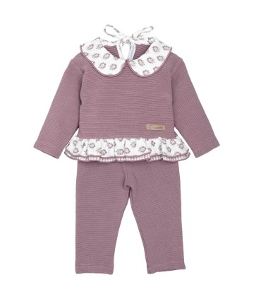 Conjunto Sport bebé berenjena canalé algodón cuello floral volante invierno sobre fondo blanco