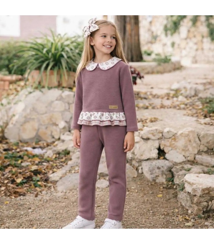 Niña con Conjunto Sport bebé berenjena canalé algodón cuello floral volante invierno