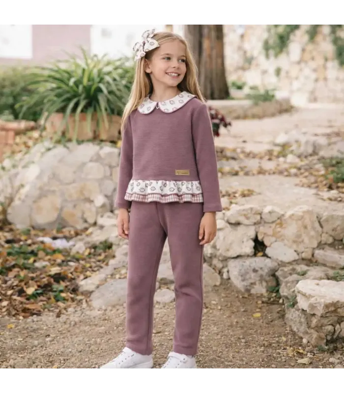 Niña con Conjunto Sport bebé berenjena canalé algodón cuello floral volante invierno