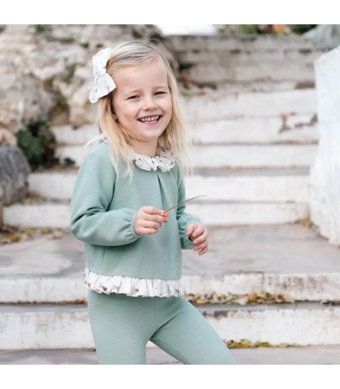 Niña con el Conjunto legging bebé mint invierno algodón punto acanalado con volante estampado en cuello y bajo