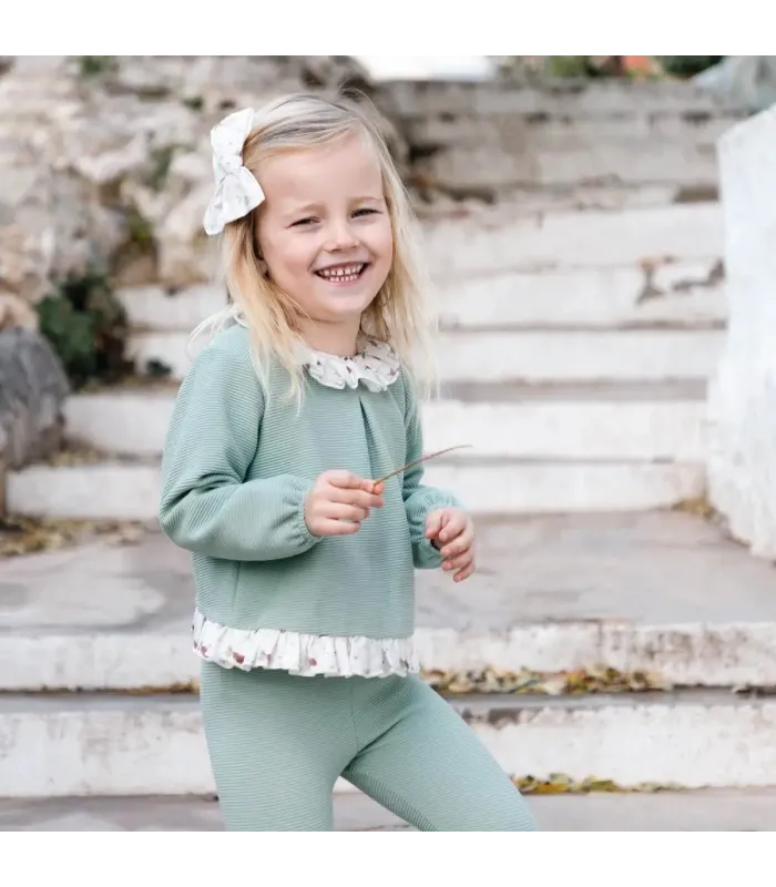 Niña con el Conjunto legging bebé mint invierno algodón punto acanalado con volante estampado en cuello y bajo