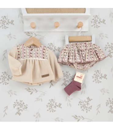 Conjunto Pololo bebé arena algodón blusa textura suave con canesú floral y pololo estampado