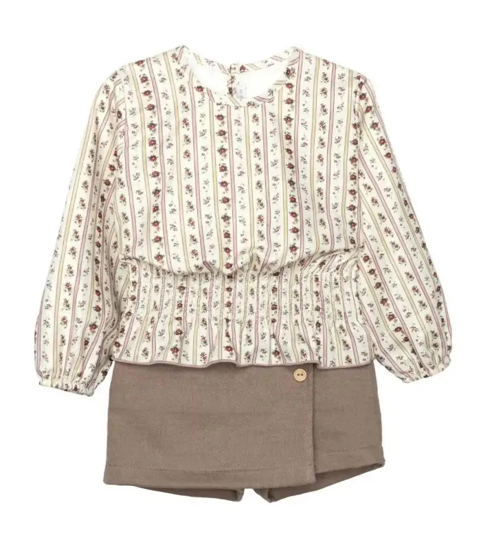 Conjunto niña arena algodón blusa floral rayas verticales con falda pantalón lisa reciclada en fondo blanco