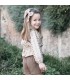 Niña vestida con el Conjunto niña arena algodón blusa floral rayas verticales con falda pantalón lisa reciclada