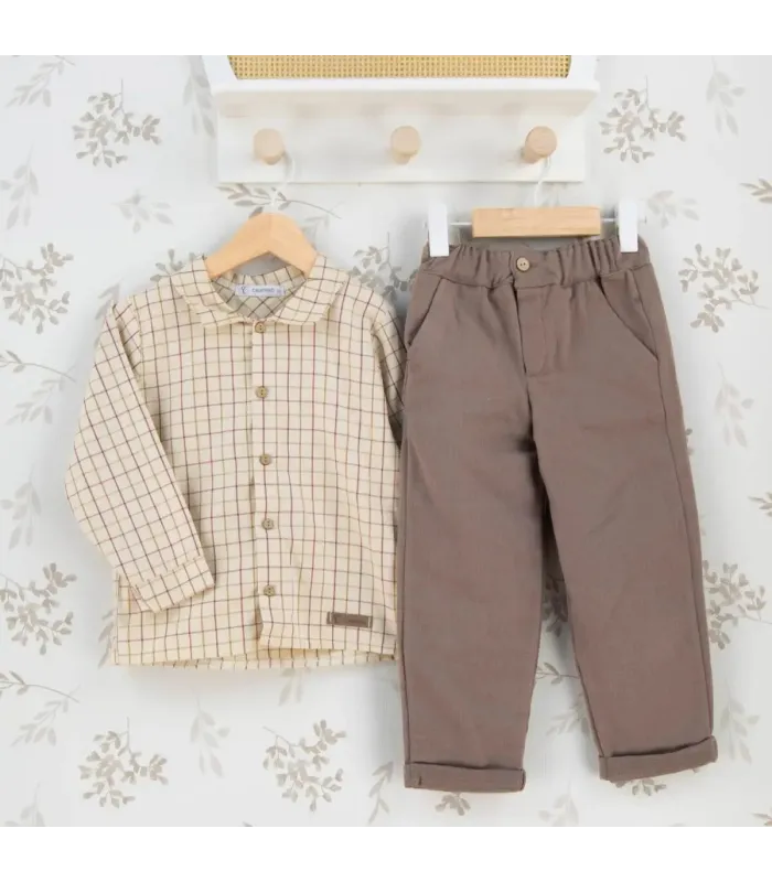 Conjunto niño arena camisa cuadros algodón pantalón liso reciclado look invierno elegante