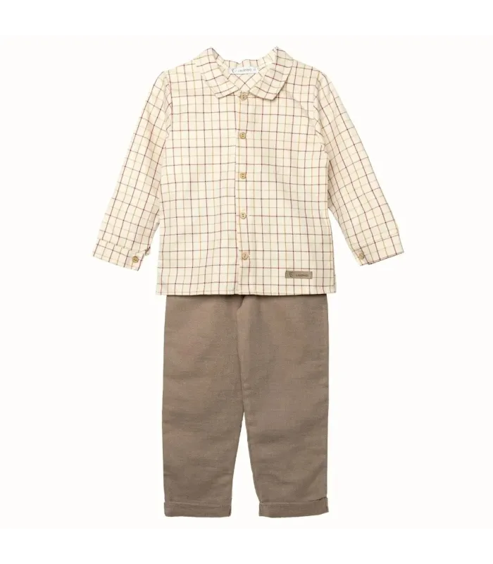 Conjunto niño arena camisa cuadros algodón pantalón liso reciclado look invierno elegante en fondo grande