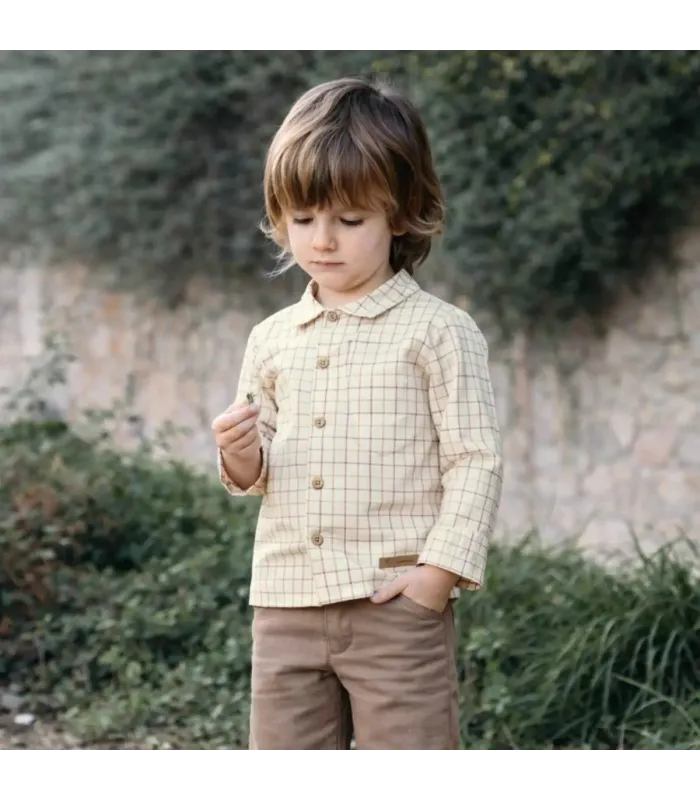 Niño con el Conjunto niño arena camisa cuadros algodón pantalón liso reciclado look invierno elegante