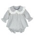 Jesusito bebé gris elegante algodón cuello puntilla bordada textura suave invierno en fondo blanco