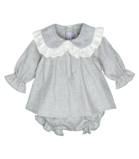 Jesusito bebé gris elegante algodón cuello puntilla bordada textura suave invierno en fondo blanco