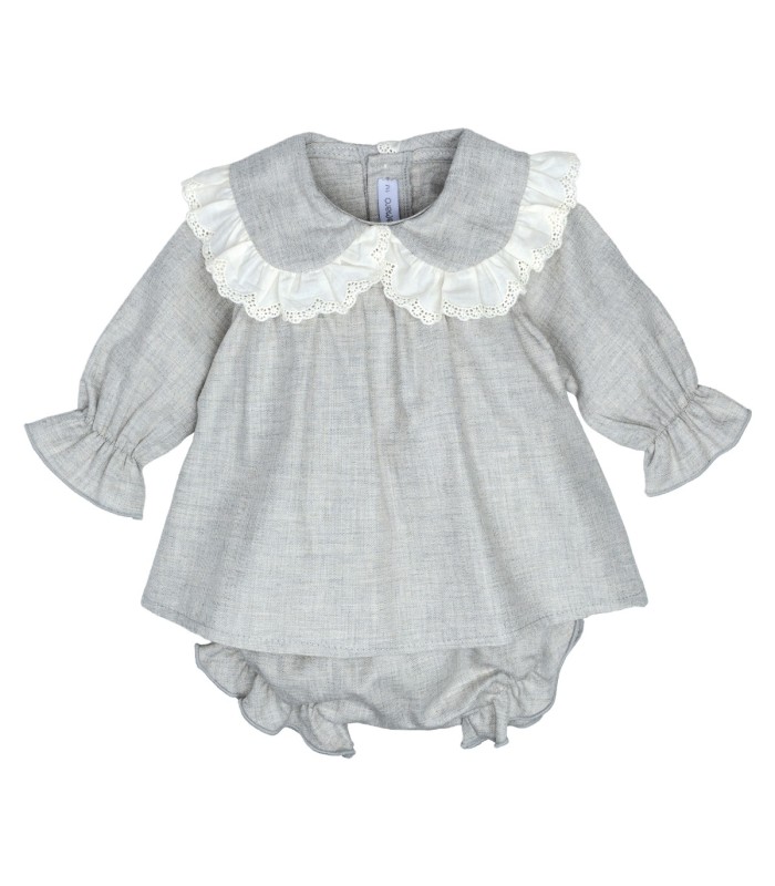 Jesusito bebé gris elegante algodón cuello puntilla bordada textura suave invierno en fondo blanco