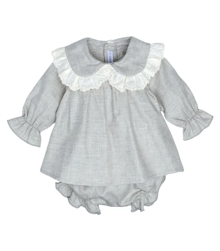 Jesusito bebé gris elegante algodón cuello puntilla bordada textura suave invierno en fondo blanco