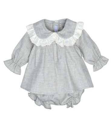 Jesusito bebé gris elegante algodón cuello puntilla bordada textura suave invierno en fondo blanco