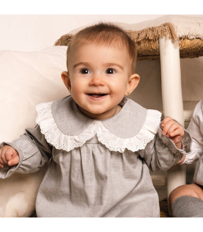 Bebé con el Jesusito bebé gris elegante algodón cuello puntilla bordada textura suave invierno