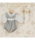 Conjunto Peto bebé gris con puntilla algodón camisa blanca textura suave invierno elegante