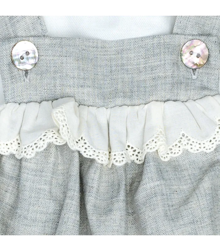 Detalles del Conjunto Peto bebé gris con puntilla algodón camisa blanca textura suave invierno elegante