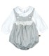 Conjunto Peto bebé gris con puntilla algodón camisa blanca textura suave invierno elegante en fondo blanco