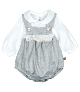 Conjunto Peto bebé gris con puntilla algodón camisa blanca textura suave invierno elegante en fondo blanco