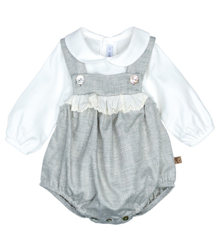 Conjunto Peto bebé gris con puntilla algodón camisa blanca textura suave invierno elegante en fondo blanco