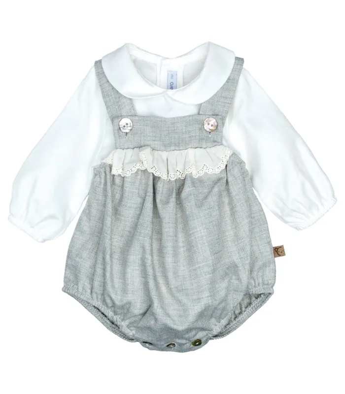 Conjunto Peto bebé gris con puntilla algodón camisa blanca textura suave invierno elegante en fondo blanco