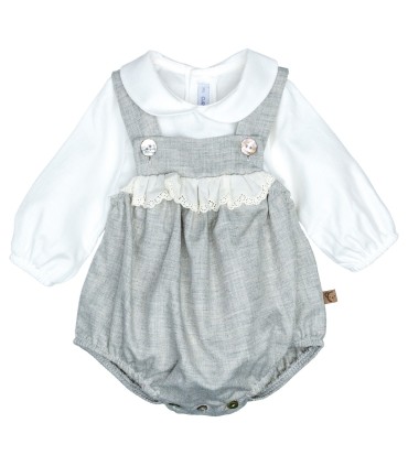 Conjunto Peto bebé gris con puntilla algodón camisa blanca textura suave invierno elegante en fondo blanco