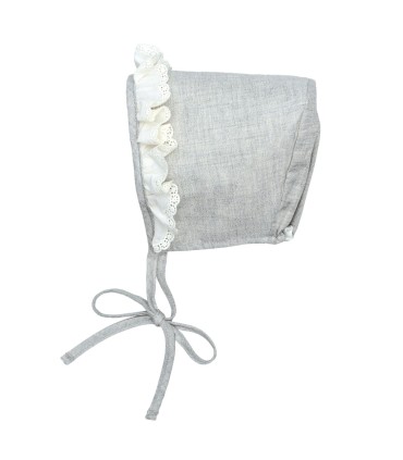 Capota bebé gris algodón puntilla volante lateral cintas ajuste textura suave invierno en fondo blanco