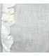 Detalle de la Capota bebé gris algodón puntilla volante lateral cintas ajuste textura suave invierno
