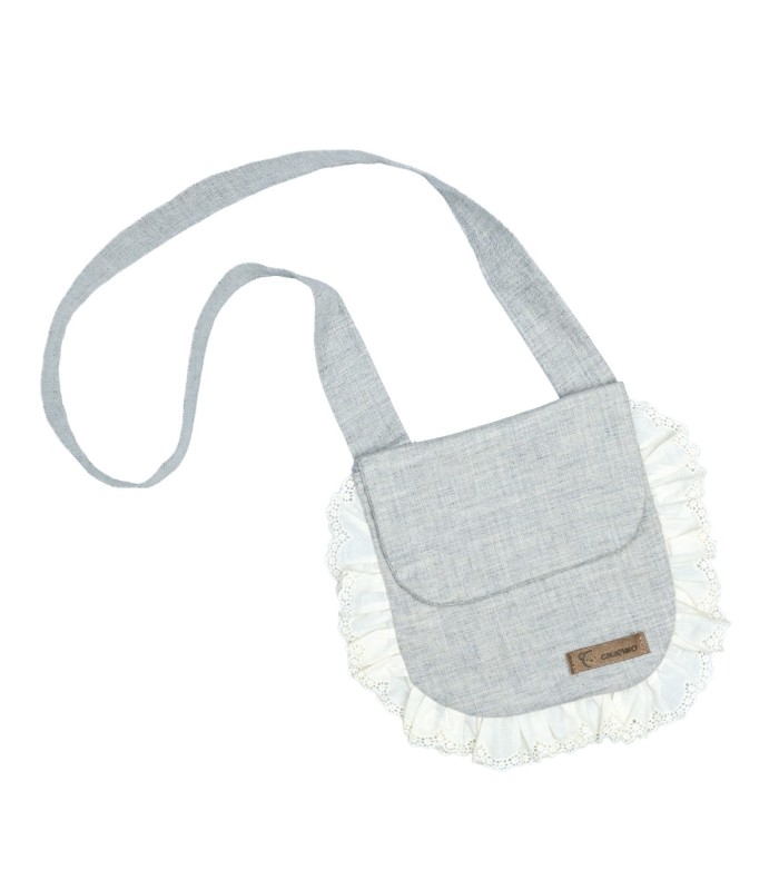 Bolso niña gris algodón puntilla volante lateral solapa cinta larga textura suave sobre fondo blanco