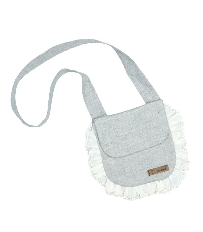 Bolso niña gris algodón puntilla volante lateral solapa cinta larga textura suave sobre fondo blanco