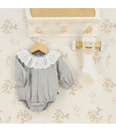 Pelele bebé gris algodón cuello bordado inglés calado textura suave invierno elegante