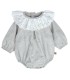 Pelele bebé gris algodón cuello bordado inglés calado textura suave invierno elegante en fondo blanco