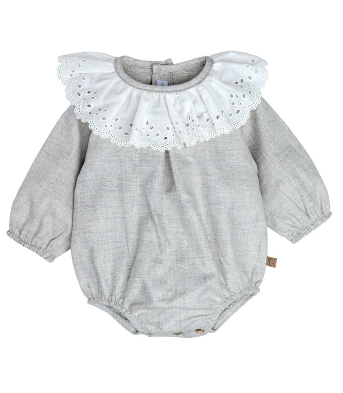 Pelele bebé gris algodón cuello bordado inglés calado textura suave invierno elegante en fondo blanco