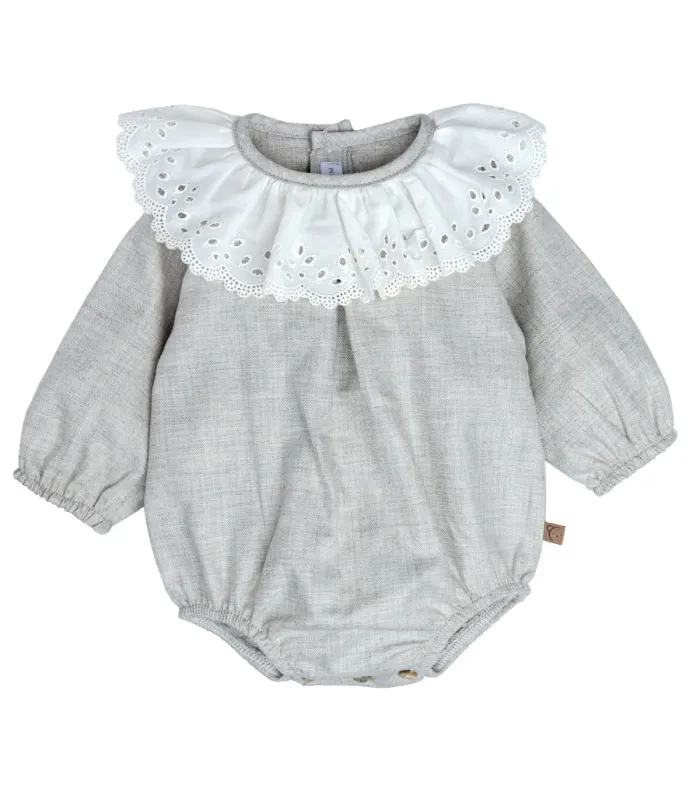 Pelele bebé gris algodón cuello bordado inglés calado textura suave invierno elegante en fondo blanco