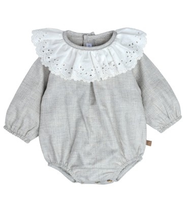 Pelele bebé gris algodón cuello bordado inglés calado textura suave invierno elegante en fondo blanco