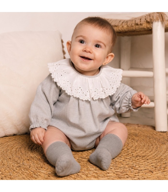 Bebé con el Pelele bebé gris algodón cuello bordado inglés calado textura suave invierno elegante