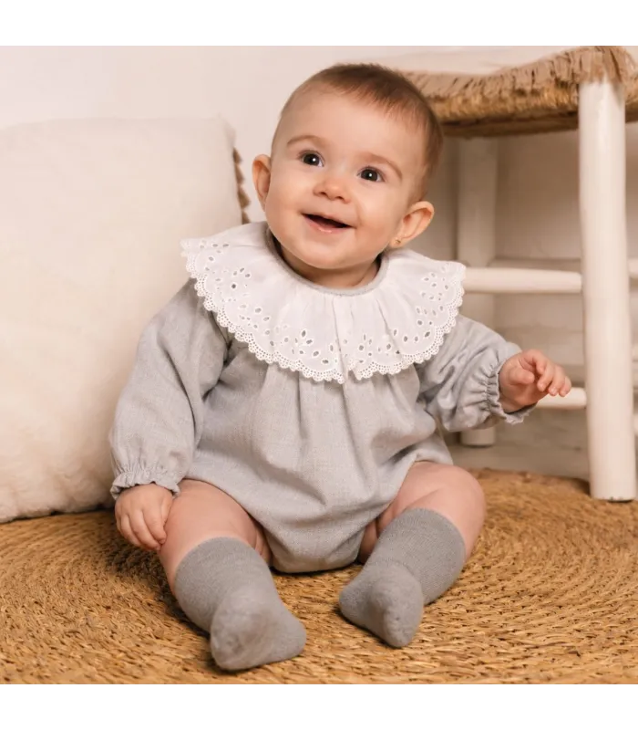 Bebé con el Pelele bebé gris algodón cuello bordado inglés calado textura suave invierno elegante