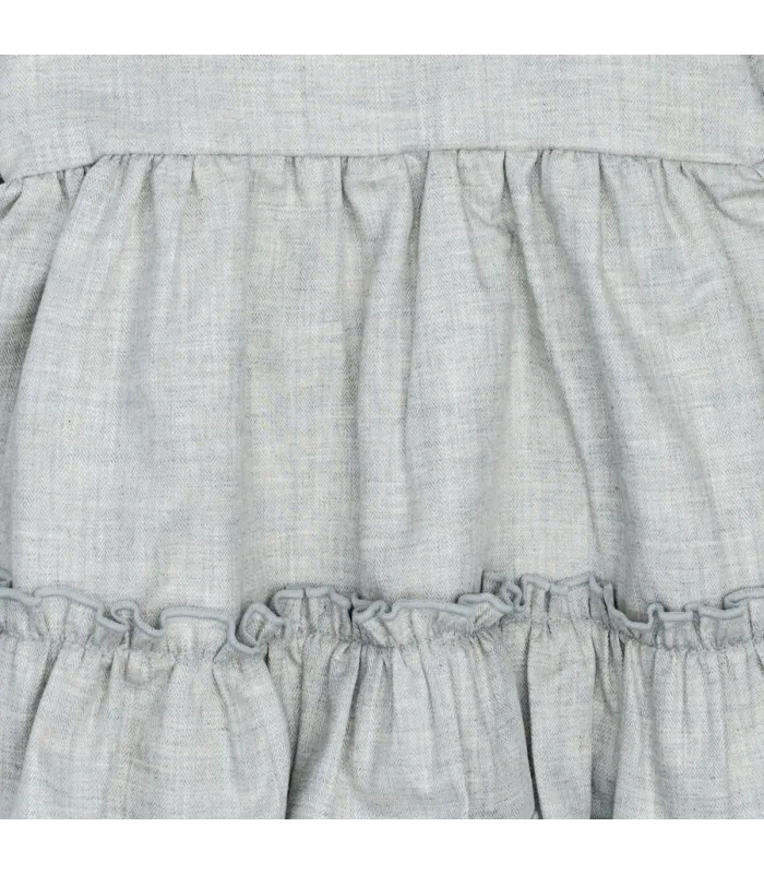 Detalle del Vestido bebé gris algodón cuello bordado inglés volante inferior textura suave elegante