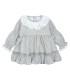 Vestido bebé gris algodón cuello bordado inglés volante inferior textura suave elegante en fondo blanco